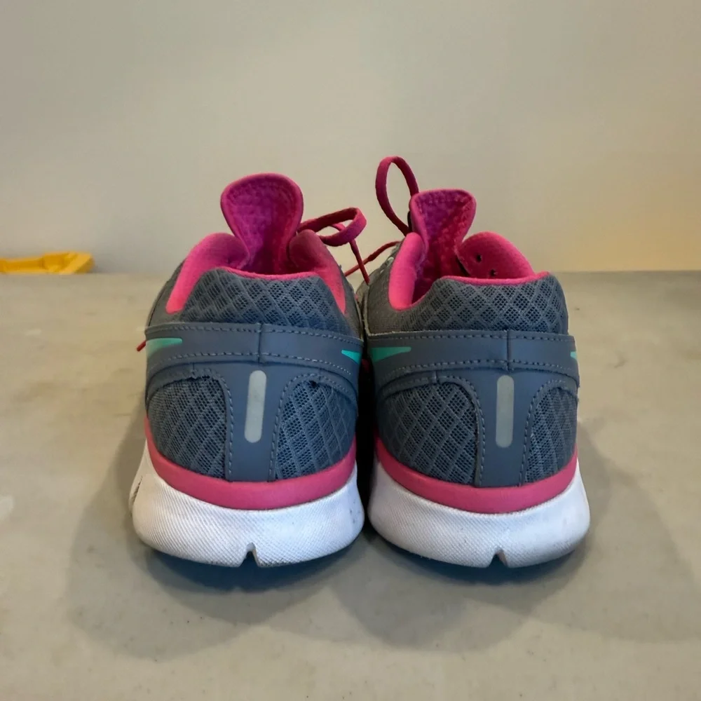 Nike Flex Run Women’s Size 10 Grey Pink Lightweight Running Shoes